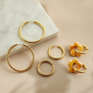 Set di ispirazione Mix and match con gli orecchini a cerchio in acciaio inossidabile e gli orecchini con catena in acciaio inossidabile