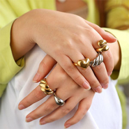 Set di ispirazione Sì! Orecchini e anelli in acciaio inossidabile