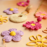 Set di ispirazione Crea gioielli unici con pendenti e componenti in rafia