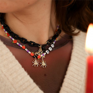 Set di ispirazione Crea gioielli unici per Halloween con perline e ciondoli spettrali!