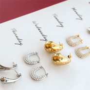 Set di ispirazione Scopri la nostra nuova collezione di orecchini in acciaio inossidabile