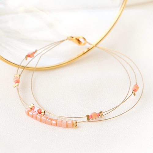 Orecchini e bracciali eleganti con nuovi cubi sfaccettati