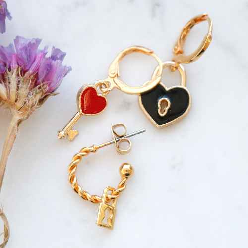 Potrai realizzare facilmente questi orecchini, bracciali e collane utilizzando i ciondoli di metallo DQ: