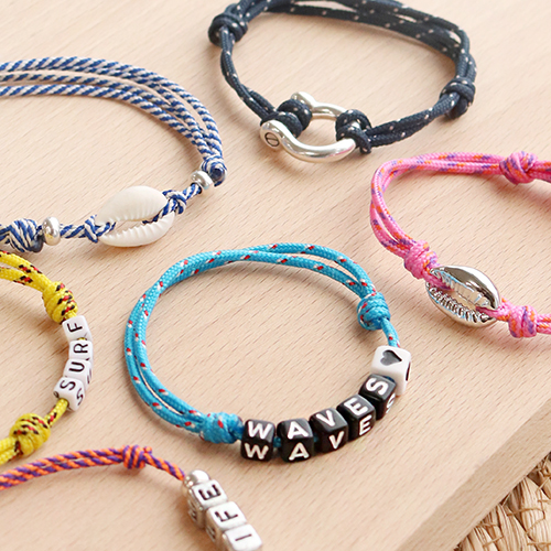 Ecco come creare bracciali alla moda con il cordoncino tubolare intrecciato:
