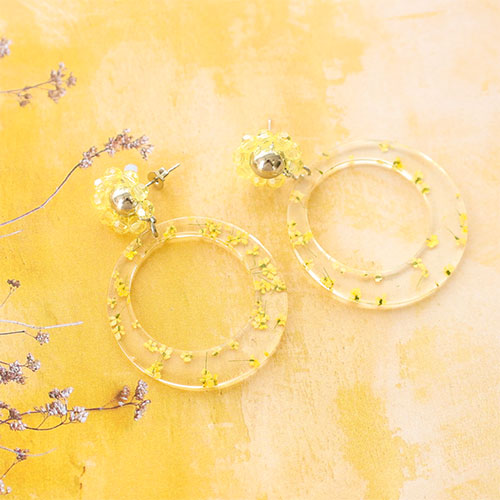 Crea orecchini accattivanti con pendenti in resina