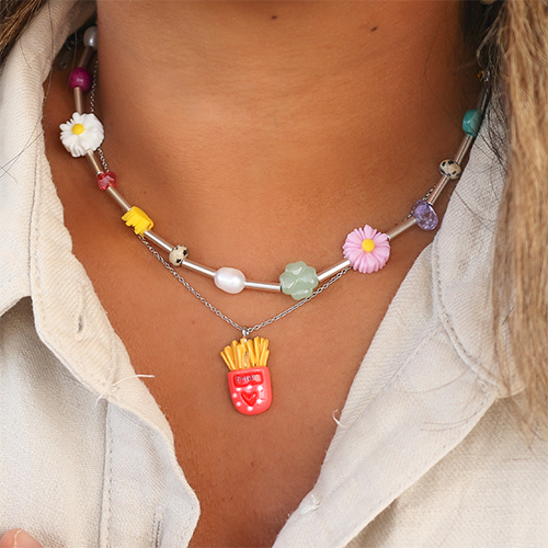 Ecco come incorporare perline e ciondoli in resina nei tuoi gioielli