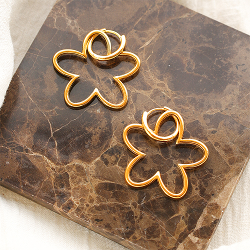 Mettiti all&rsquo;opera con fiori Polaris e orecchini a cerchio DQ