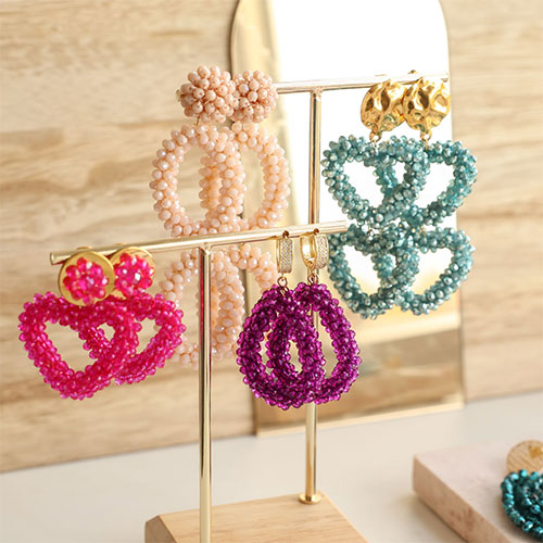 Come incorporare i pendenti sfaccettati in orecchini alla moda