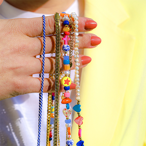 Ispirazione estiva con perline di conchiglia e polimero