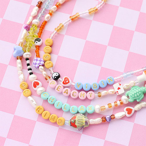 Crea collane uniche e lacci da sneakers con perline in acrilico alfabeto