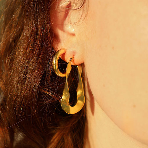 Tempo di ispirazione con orecchini in acciaio inossidabile