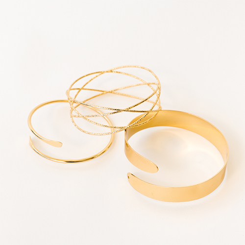 Vibrazioni da festival estivo con bracciali in metallo