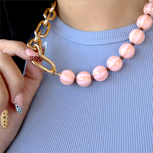 Crea gioielli colorati con le perline in acrilico DQ a righe