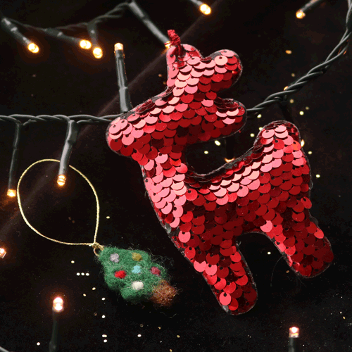 Qui vedi come creare simpatici addobbi per l'albero di Natale