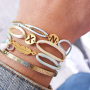 Ecco come creare braccialetti personalizzati con lettere e cordoncino di raso: