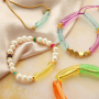 Idee per braccialetti con perline in acrilico, perline sfaccettate e nastro con testo