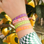 Idee per braccialetti con perline in acrilico, perline sfaccettate e nastro con testo