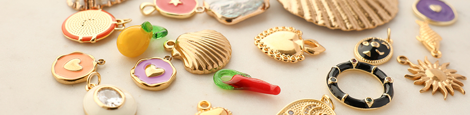 Look che amiamo: la tendenza dei ciondoli 