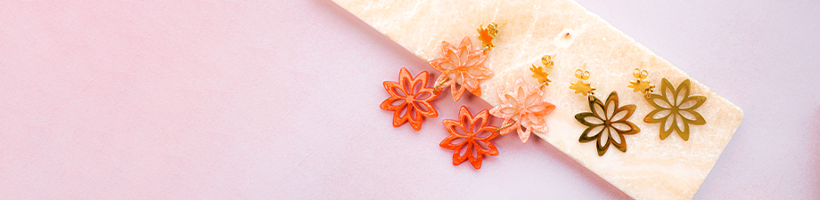 Serie unica di pendenti in resina e acciaio inossidabile Serie unica di pendenti in resina e acciaio inossidabile