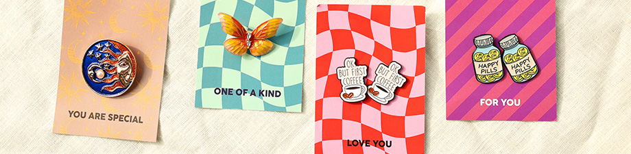 Acquista ora! Spille e pins colorate con design giocosi Acquista ora! Spille e pins colorate con design giocosi