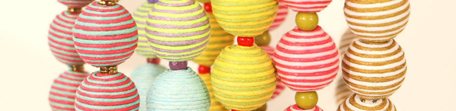 Perline acriliche statement con cordoncino cerato Perline acriliche statement con cordoncino cerato